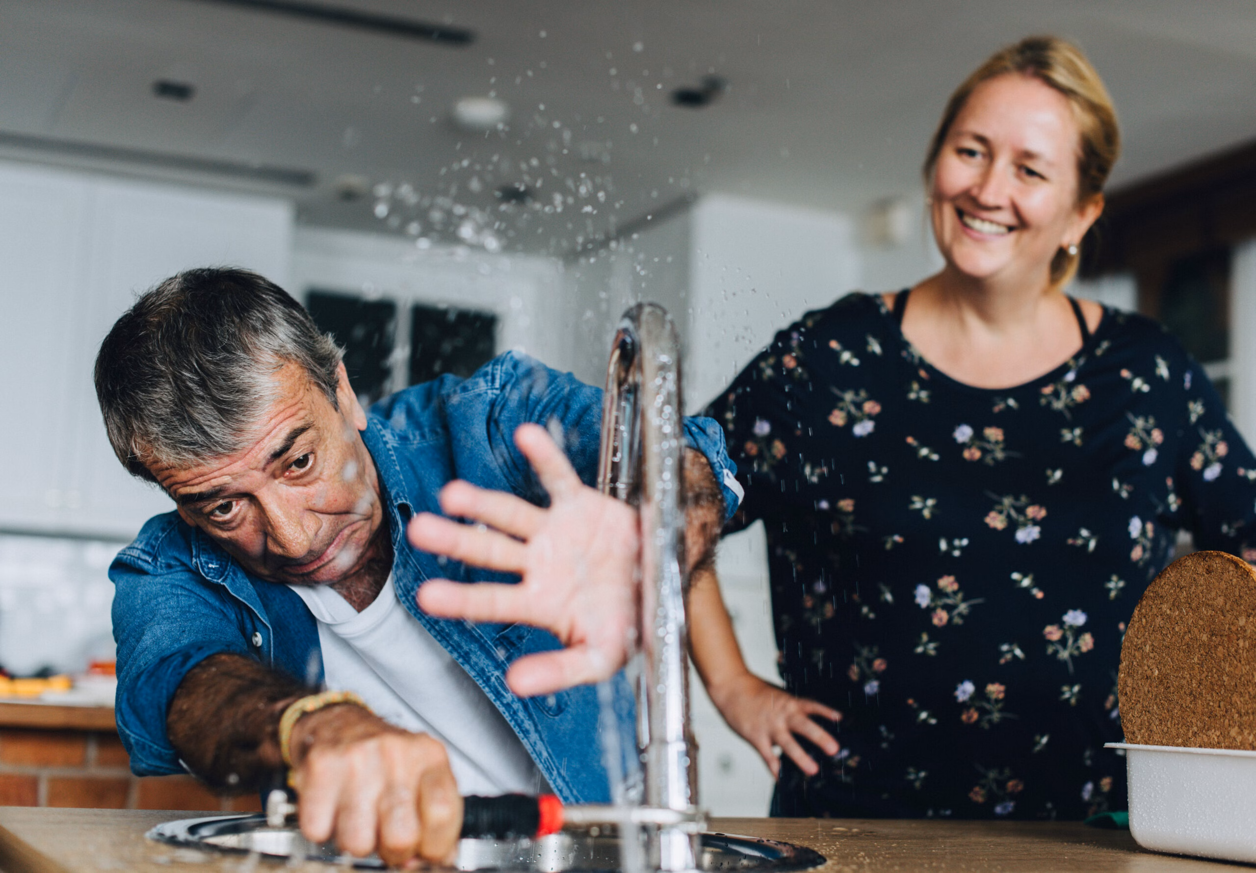 Couple,Fixing,A,Kitchen,Sink